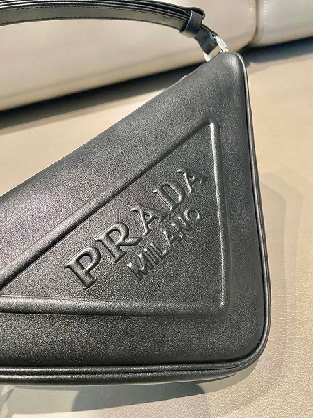 prada包包 普拉達2022新款手拿包 DS1NQ043牛皮三角包單肩包