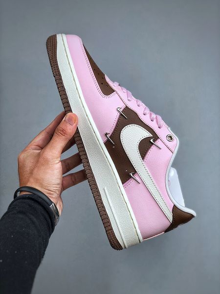 Nike AIR FORCE 1 '07 LX 2025新款男女生粉棕四小勾 空軍一號低幫休閒板鞋