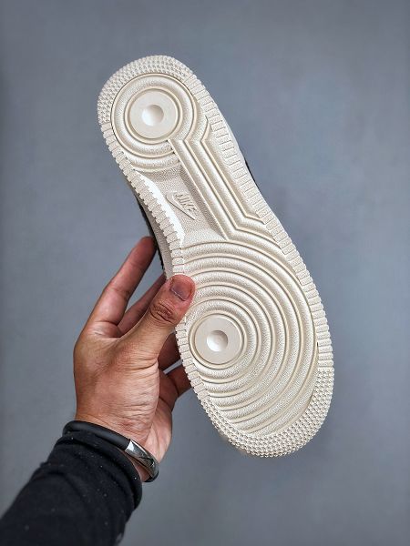 Nike AIR FORCE 1 '07 LV8 2025新款男女生米黑色 空軍一號低幫休閒板鞋